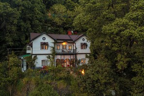 A two-story house surrounded by dense forest. - Jaadooghar Sunnymead, Shimla – Timeless Colonial Stay Amidst Nature (Shimla)