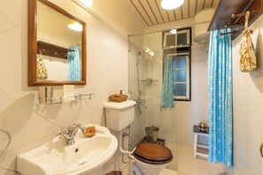 Secadora de cabello, bidet, toallas, jabón