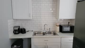 Microondas, horno, parrilla de estufa y lavavajillas