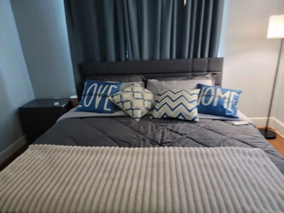 Cozy Urban 1 Bedroom with Open Living Space, mins from Downtown & Med Center