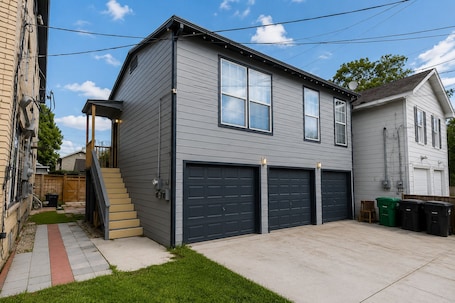 Exterior. Cozy Urban 1 Bedroom with Open Living Space, mins from Downtown & Med Center