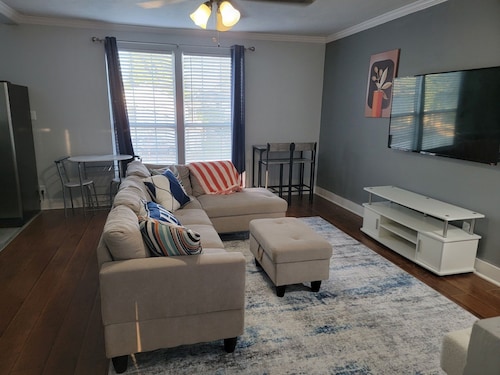 Cozy Urban 1 Bedroom with Open Living Space, mins from Downtown & Med Center