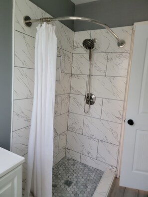 Dusj, hårføner, håndklær og såpe