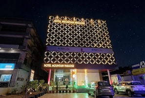 Hotel Mountain Paradise, con una fachada estampada, una entrada visible y una escalera que conduce a ella.