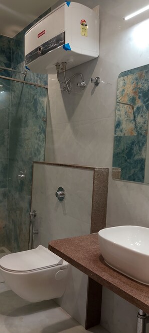 Shower, towels, soap, shampoo - Hotel Mountain Paradise (Abu Road)