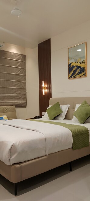 Escritorio y espacio para trabajar con laptop 