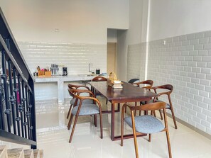 Villa, 2 slaapkamers, niet-roken, balkon | Privékeuken | Een broodrooster, een rijstkoker, een blender