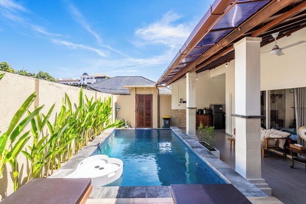 Una piscina al aire libre