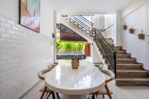 Villa, 2 Schlafzimmer, Nichtraucher, Balkon | Essbereich im Zimmer