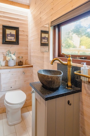 مناشف، صابون، ورق حمّام