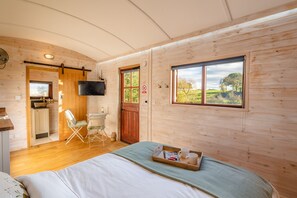 1 bedroom, bed sheets