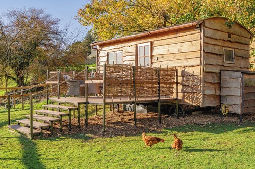 Private Cotswold Shepherd’s Hut with Garden & Countryside Views