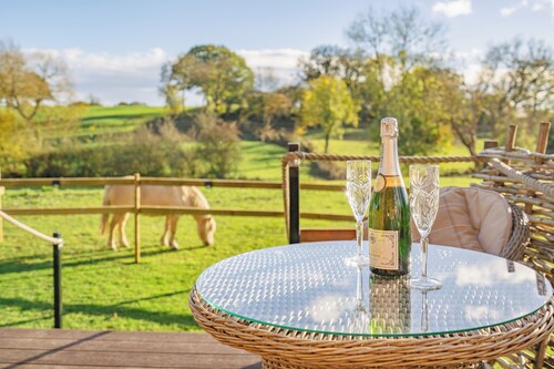 Private Cotswold Shepherd’s Hut with Garden & Countryside Views
