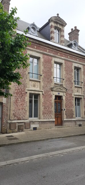 Exterior - Large 4* gîte: sleeps 12, 6 bedrooms, 4 bathrooms, games room, garden (Laon)
