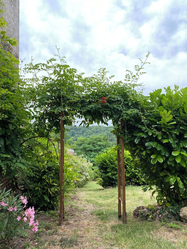 Property grounds - Large 4* gîte: sleeps 12, 6 bedrooms, 4 bathrooms, games room, garden (Laon)