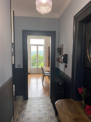 Interior - Large 4* gîte: sleeps 12, 6 bedrooms, 4 bathrooms, games room, garden (Laon)