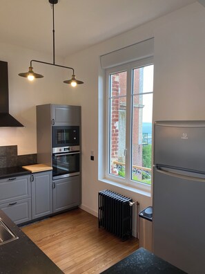 Microwave, oven, stovetop, dishwasher - Large 4* gîte: sleeps 12, 6 bedrooms, 4 bathrooms, games room, garden (Laon)