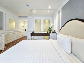 مكتب ومساحة عمل للكمبيوتر المحمول وستائر تعتيم وتجهيزات عازلة للصوت