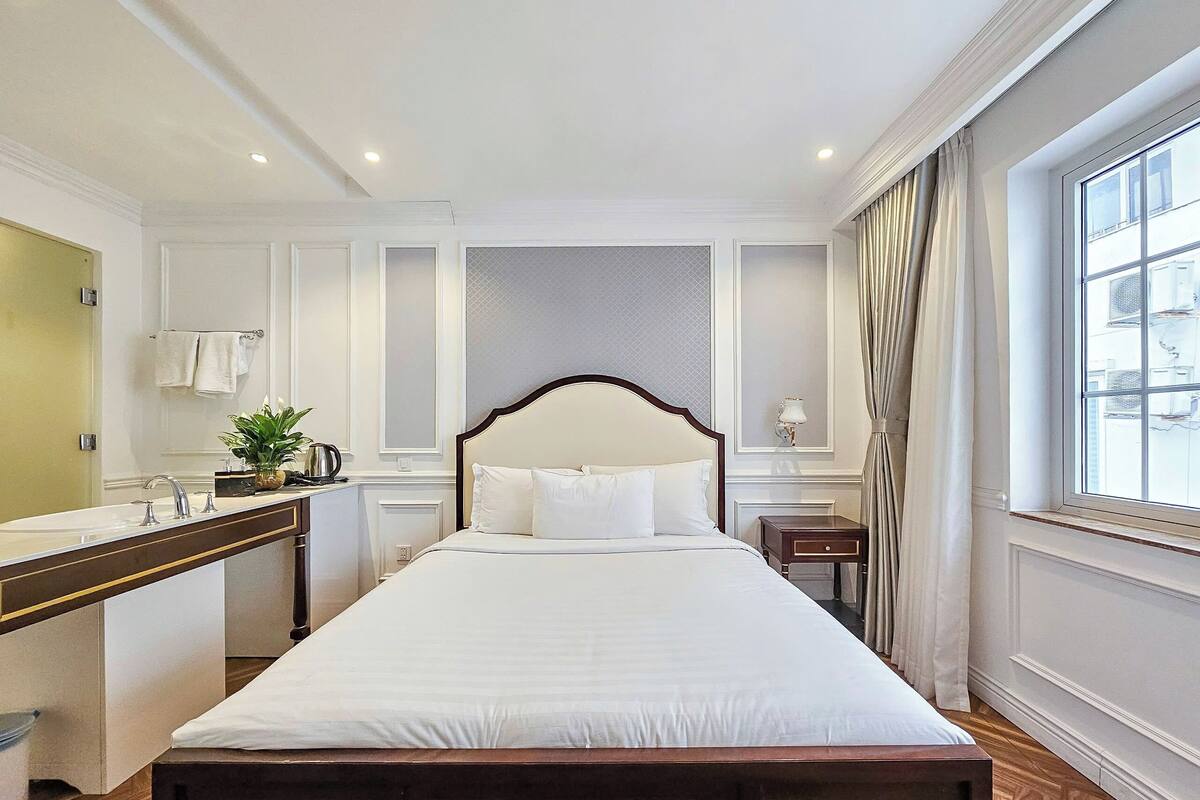 مكتب ومساحة عمل للكمبيوتر المحمول وستائر تعتيم وتجهيزات عازلة للصوت