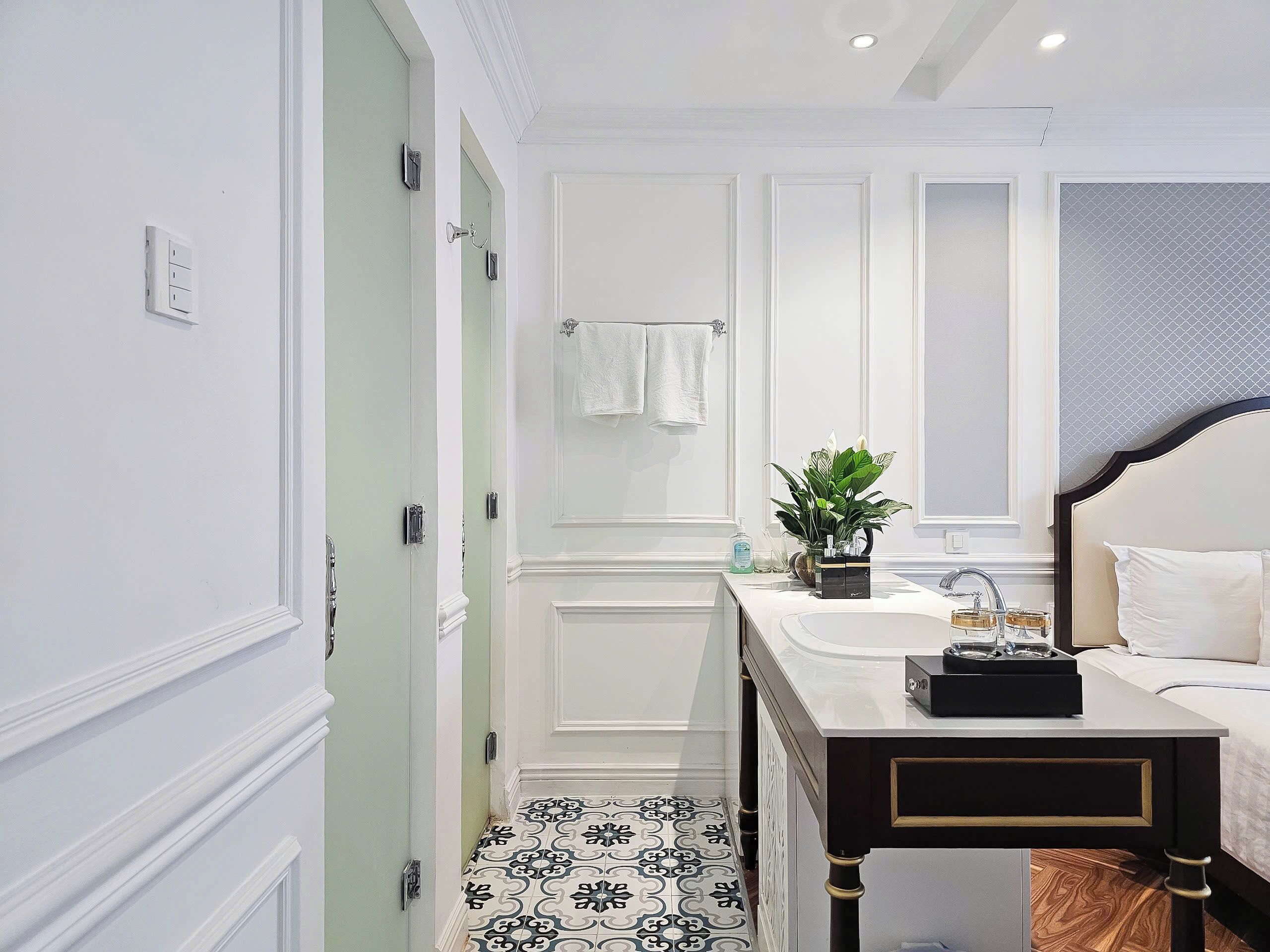 Habitación Deluxe doble, vistas a la ciudad | Baño | Artículos de higiene personal gratuitos, secador de pelo y zapatillas