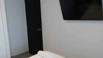 Apartamento, balcón, vistas a la montaña | Caja fuerte, cortinas opacas, tabla de planchar con plancha