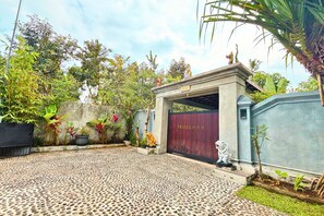 Free self-parking - Arisa Villa by AGATA (Tembuku)