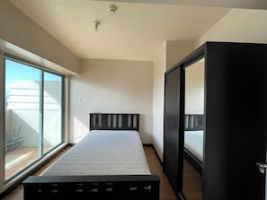 Silitysrauta/-lauta, Wi-Fi, vuodevaatteet