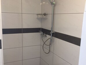 Ducha, secador de pelo y toallas