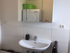 Douche, sèche-cheveux, serviettes fournies