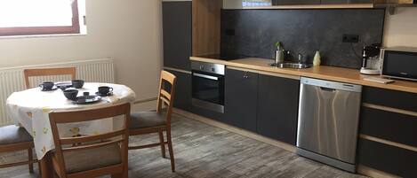 冰箱、微波炉、烤箱、炉灶