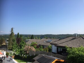 A residential area with houses, a wooden fence, and a clear sky. - Apartment 'Ferienapartment Trixi' with Shared Terrace and Wi-Fi (Horb)