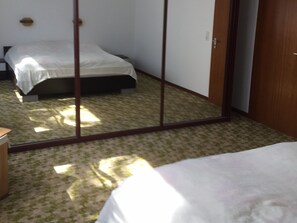 3 bedrooms, iron/ironing board, WiFi, bed sheets - Bungalow 'Rauschbartblick' with Shared Terrace and Wi-Fi (Horb)