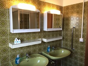 A bathroom with two sinks, a mirror, and a shower. - Bungalow 'Rauschbartblick' – Relaxation in the Heart of Horb am Neckar (Horb)