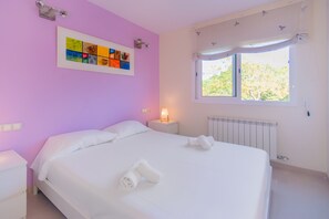 Iron/ironing board, free WiFi, bed sheets