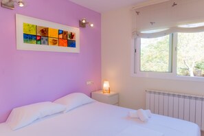 Iron/ironing board, free WiFi, bed sheets