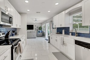 Kjøleskap, mikrobølgeovn, ovn og kokeplater