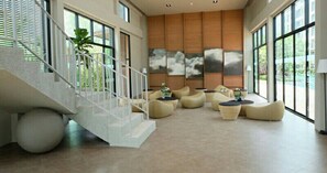 Condo, 2 habitaciones, con acceso para personas discapacitadas, vista a la ciudad | Sala de estar | Libros 