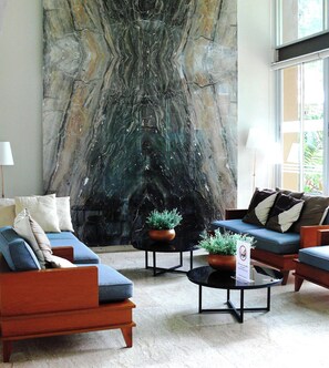 Condo, 2 Bedrooms, Accessible, City View | Living room | Books