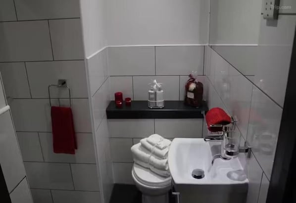 Bathroom - Kick Back Relax Stylish Space With Balcony (Nottingham)