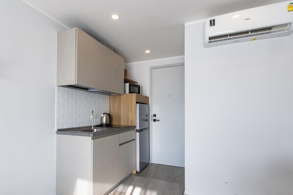 شقة - غرفة نوم واحدة - بشرفة - منظر للجبل | مطبخ صغير خاص