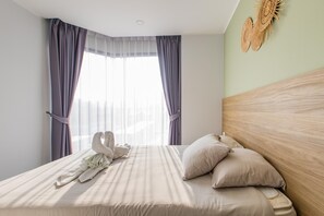 Appartement, 1 slaapkamer, balkon, uitzicht op bergen | Een kluis op de kamer, verduisterende gordijnen