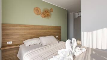 Apartamento, 1 habitación, balcón, vistas a la montaña | Caja fuerte, cortinas opacas, tabla de planchar con plancha