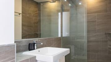Apartment, 1 Bedroom, Balcony, Mountain View | Bathroom | Shower, towels, toilet paper