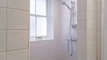 Een douche, een haardroger, handdoeken, zeep