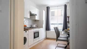 Een koelkast, een magnetron, een kookplaat