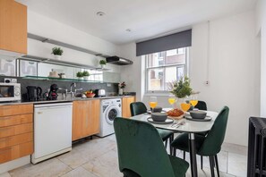 Fridge, microwave, stovetop, coffee/tea maker - Bright 1BR Flat near London’s West End (London)