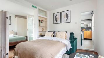 1 sovrum, skrivbord, strykjärn/strykbräda och resesäng