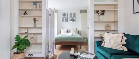 1 habitación, escritorio, tabla de planchar con plancha y cuna de viaje