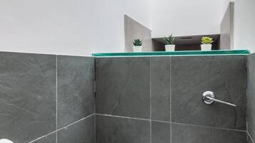 Een douche, een haardroger, handdoeken, zeep