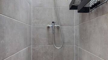 Een douche, een haardroger, handdoeken